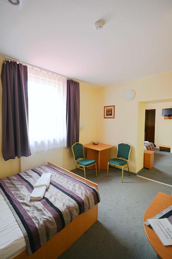 Hotel Awis Kutno Eksteriør bilde